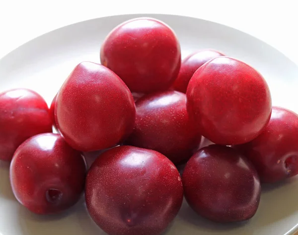 Ditutup Heap Ripe Gulf Ruby Plum Fruits White Plate — Stok Foto