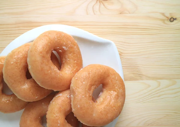 Draufsicht Auf Zuckerglasierte Donuts Serviert Auf Weißem Teller Auf Holztisch — Stockfoto