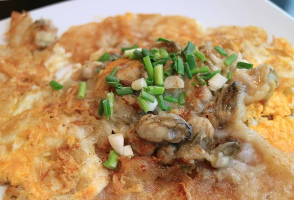 Nahaufnahme Von Gebratenen Austern Knuspriges Omelett Auf Weißem Teller Abgetrennt — Stockfoto