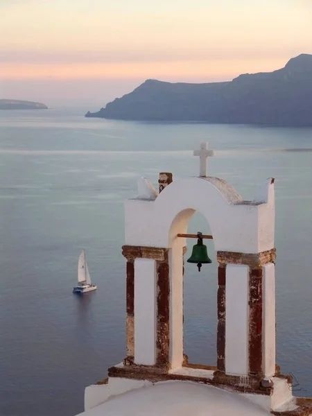Grieks Orthodoxe Kerkklokkentoren Tegen Egeïsche Zee Met Zeilboot Bij Zonsondergang — Stockfoto