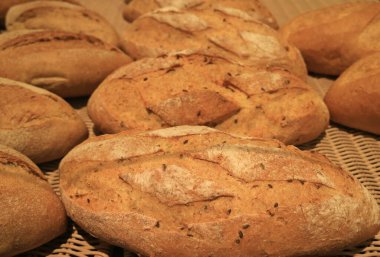 Arkaplan ve doku için kapatılan tam tahıllı ekmek somunları.