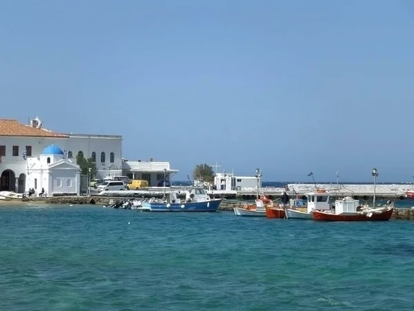 希腊梅科诺斯岛旧港的蓝天和大海与希腊岛屿风格教堂 — 图库照片