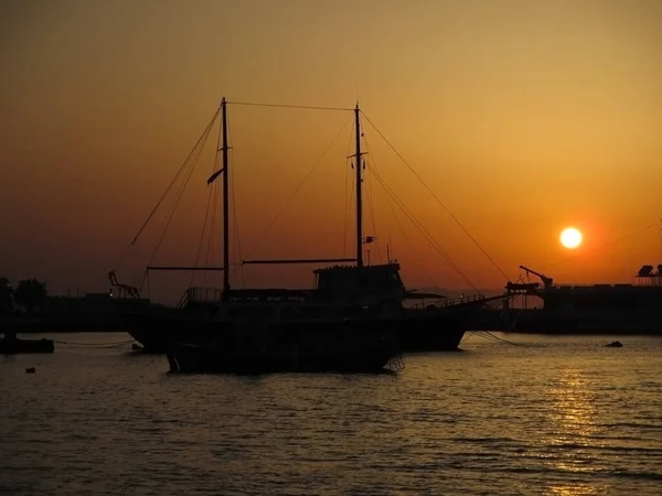Silhouette Sailboat Stunning Sunset Old Port Mykonos Greece — Stock Photo, Image