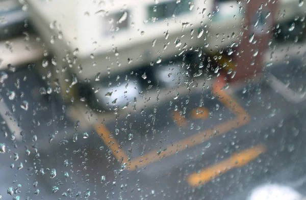 Närbild Regnet Droppar Fönstrets Glas Med Suddig Antenn Utsikt Över — Stockfoto