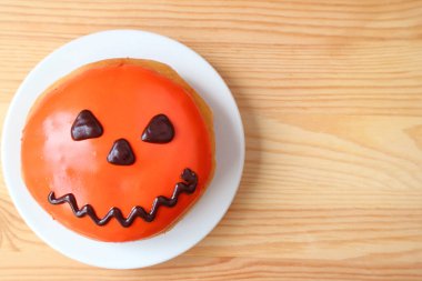 Jack O Lantern 'in Cadılar Bayramı Çöreği' nin Tahta Arkaplanda Servisi