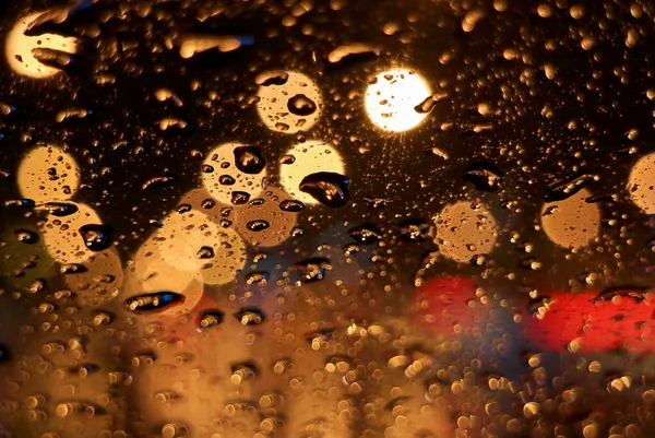 Closeup Gotas Chuva Superfície Pára Brisa Carro Com Luzes Rua — Fotografia de Stock