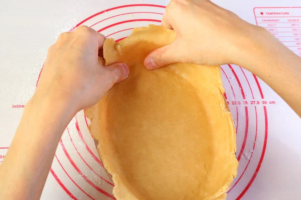 人的手把面团放入烘烤碗中烘烤自制馅饼皮 — 图库照片
