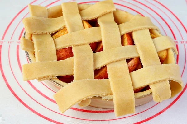 Ткань Тесто Тарелке Пирога Решетки Верхней Корочки Домашнего Яблочного Пирога — стоковое фото