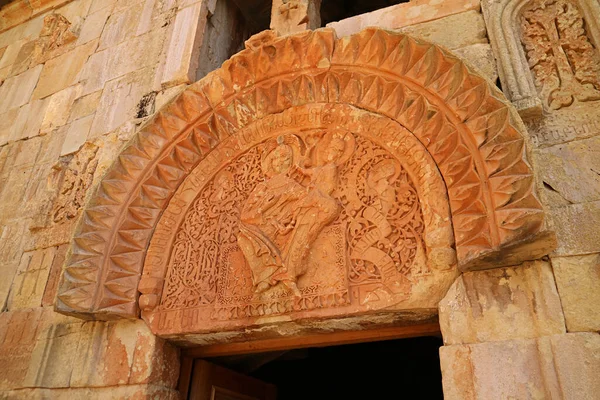 アルメニア ノラバンク修道院のアスバトサツィン教会の西ファサードの1階入口の見事な中世のティンパヌム — ストック写真