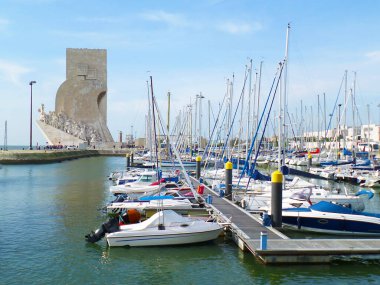 Lizbon, Portekiz, Avrupa 'daki Tagus Nehri' nin kuzey kıyısında yer alan Keşifler Anıtı