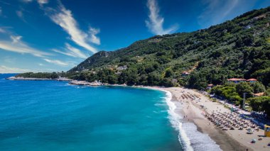 Yunanistan 'ın Pelion Yarımadası' ndaki güzel Agios Ioannis plajında güneşli bir gün. Fotoğraf: Whit Drone.