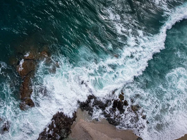 Ondas Colidindo Com Rochas Praia Plaka Mar Egeu Península Pelion Imagens Royalty-Free