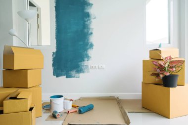 Karton kutular ve boyama ekipman kopya alanı ile yeni ev yığını