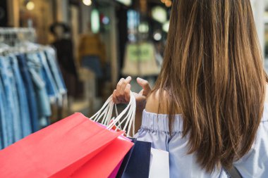 Alışveriş ve Dükkanı, kadın yaşam tarzı kavramı alışveriş torbaları ile genç kadın