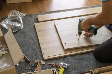 evde mobilya yüklemeye çalışan kullanım elektrikli tornavida