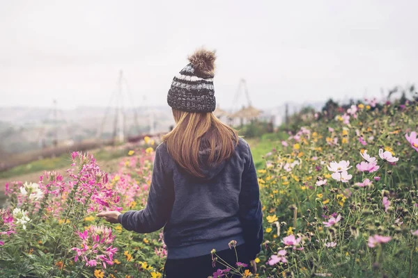 Junge Reisende Geht Blumenfeld Berg Spazieren — Stockfoto