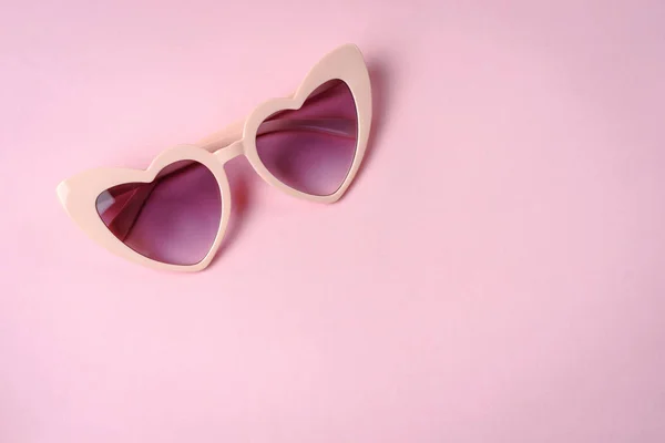 Rosa Hjärta Form Solglasögon Isolerad Rosa Bakgrund — Stockfoto