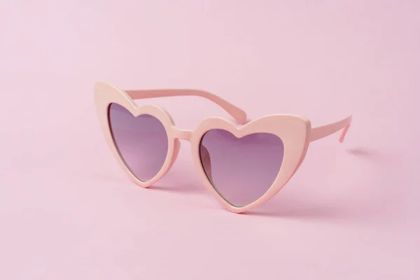 Rosa Forma Coração Óculos Sol Isolados Fundo Rosa — Fotografia de Stock