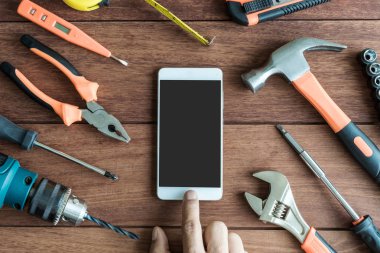 İş araçları ve ahşap arka plan kopya alanı, üstten görünüm ile akıllı telefon
