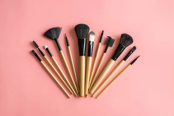 Set Van Essentiële Professional Make Borstels Roze Achtergrond Met Kopie — Stockfoto