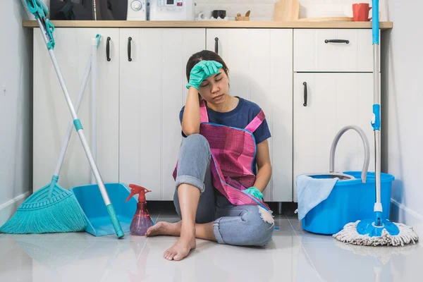 Κουρασμένος Νεαρή Γυναίκα Που Κάθεται Στο Πάτωμα Της Κουζίνας Καθαριστικά — Φωτογραφία Αρχείου