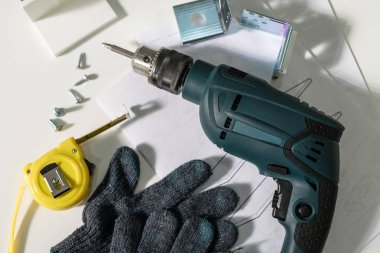 Elektrikli araç ve ekipman DIY instrallation mutfak yeni evde
