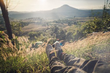 Oturma ve doğanın manzaraya bakarak gezgin