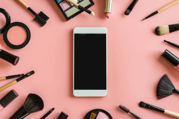 Conjunto Pinceles Maquillaje Cosméticos Sobre Fondo Rosa Con Teléfono Inteligente — Foto de Stock