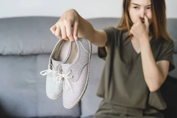 Jovem Mulher Asiática Segurando Par Sapatos Fedorentos Fedorentos Casa — Fotografia de Stock