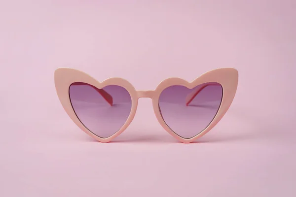 Rosa Hjärta Form Solglasögon Isolerad Rosa Bakgrund — Stockfoto