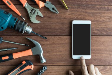 İş araçları ve ahşap arka plan kopya alanı, üstten görünüm ile akıllı telefon