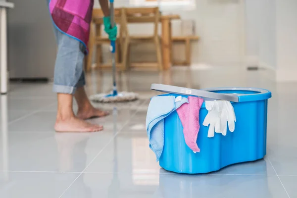 Junge Frau Putzt Fußboden Wohnzimmer Mit Wischmopp Und Eimer Hauswirtschaftskonzept — Stockfoto