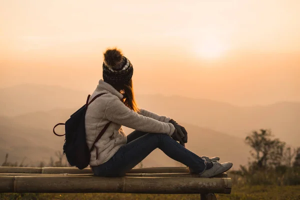 Νεαρή Γυναίκα Ταξιδιώτης Κοιτάζοντας Την Ανατολή Του Ηλίου Πάνω Από — Φωτογραφία Αρχείου