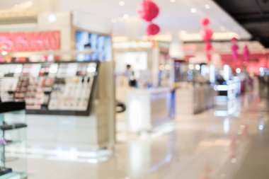 Alışveriş merkezindeki kozmetik bölümünün bulanık görüntüsü