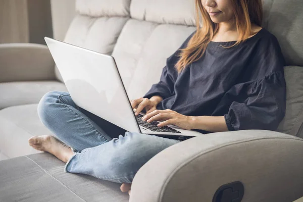 Mujer Joven Usando Ordenador Portátil Sofá Casa — Foto de Stock