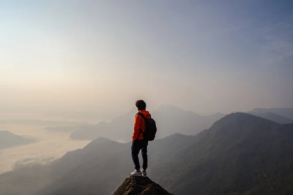 Молодий Мандрівник Стоїть Дивиться Красивий Пейзаж Вершині Гори — стокове фото