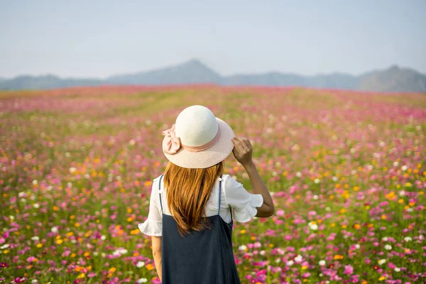 Jeune Femme Voyageur Debout Recherche Belle Floraison Champ Fleurs — Photo