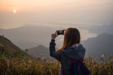 Genç Gezgin alarak fotoğraf güzel günbatımı manzara