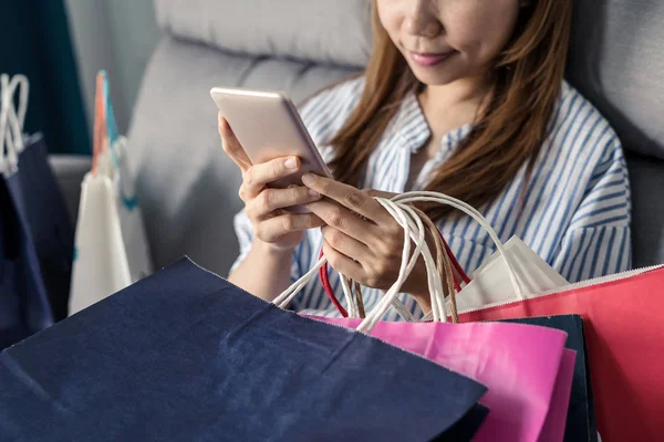 Gelukkig Aziatische Vrouw Zittend Bank Het Bedrijf Van Creditcard Slimme — Stockfoto