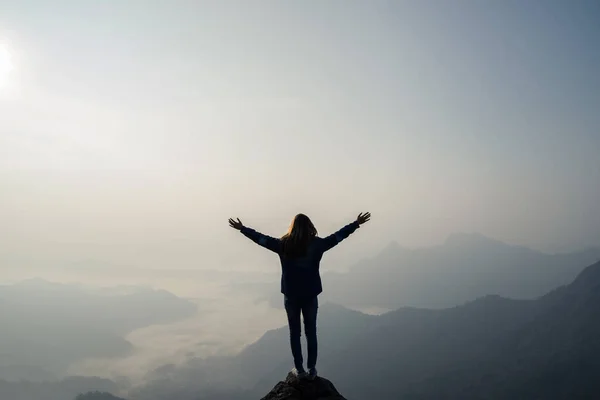 Viajero Joven Pie Mirando Hermoso Paisaje Cima Montaña — Foto de Stock