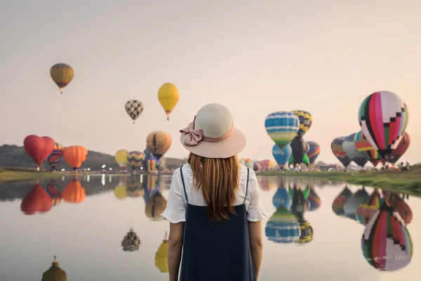 Jonge Vrouw Reiziger Zoek Genieten Van Prachtig Uitzicht Vliegende Ballonnen — Stockfoto