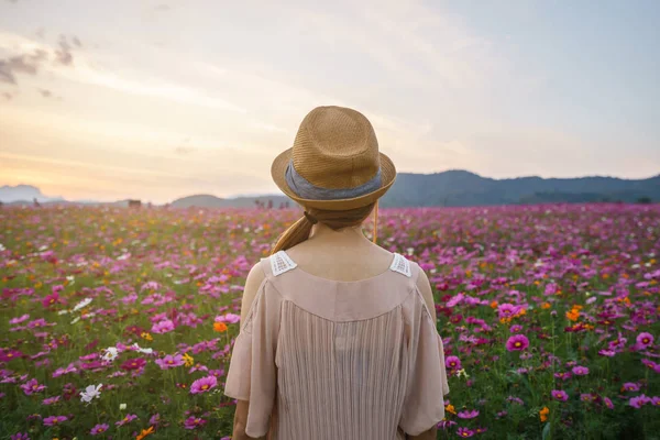 Podróżnik Młoda Kobieta Stojąc Patrząc Piękny Kwitnący Kwiat Pole — Zdjęcie stockowe