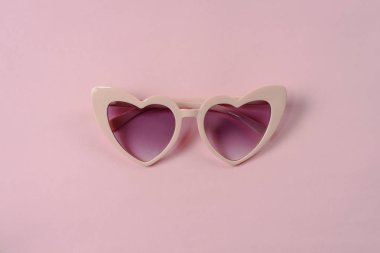 Pembe Kalp şekli güneş gözlüğü izole