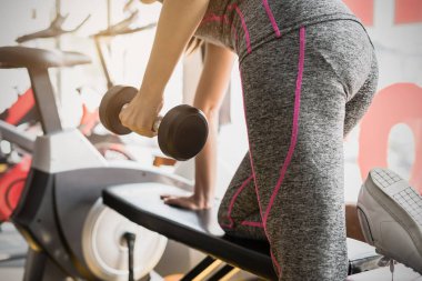 Genç Asyalı kadınlar spor salonunda halter kaldırma