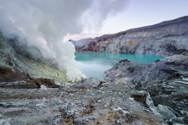 Kawah Ijen'de krater mavi gölde yanmış sülfür