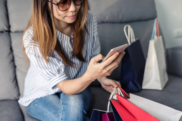 Gelukkig Aziatische vrouw met credit card en slimme telefoon — Stockfoto