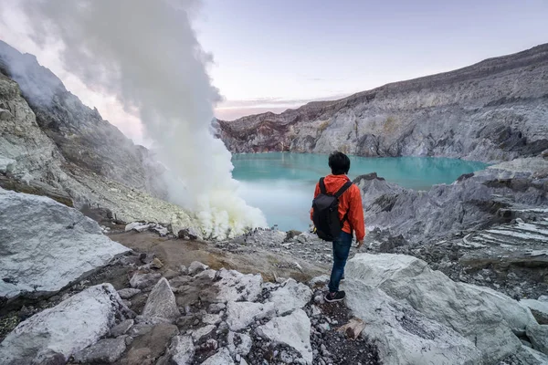 Genç travler krater Mavi Göl Kawah Ijen'de, Endonezya arıyorsunuz