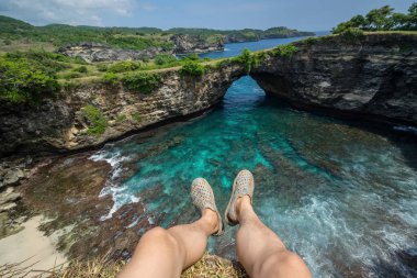 Nusa Penida Adası 'ndaki Broken Beach 'te genç gezgin