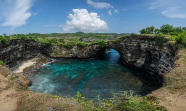 Bali 'de Nusa Penida Adası 'nda Broken Beach