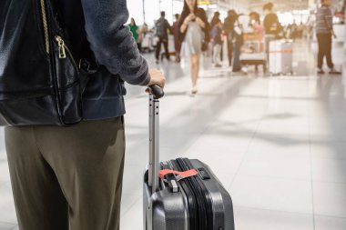 Havaalanı terminali hal yürüyüş genç kadın gezgin